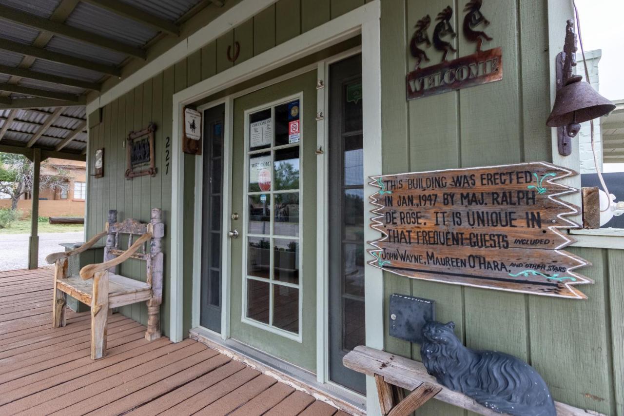 טומבסטון Sagebrush Inn מראה חיצוני תמונה The front door of the museum
