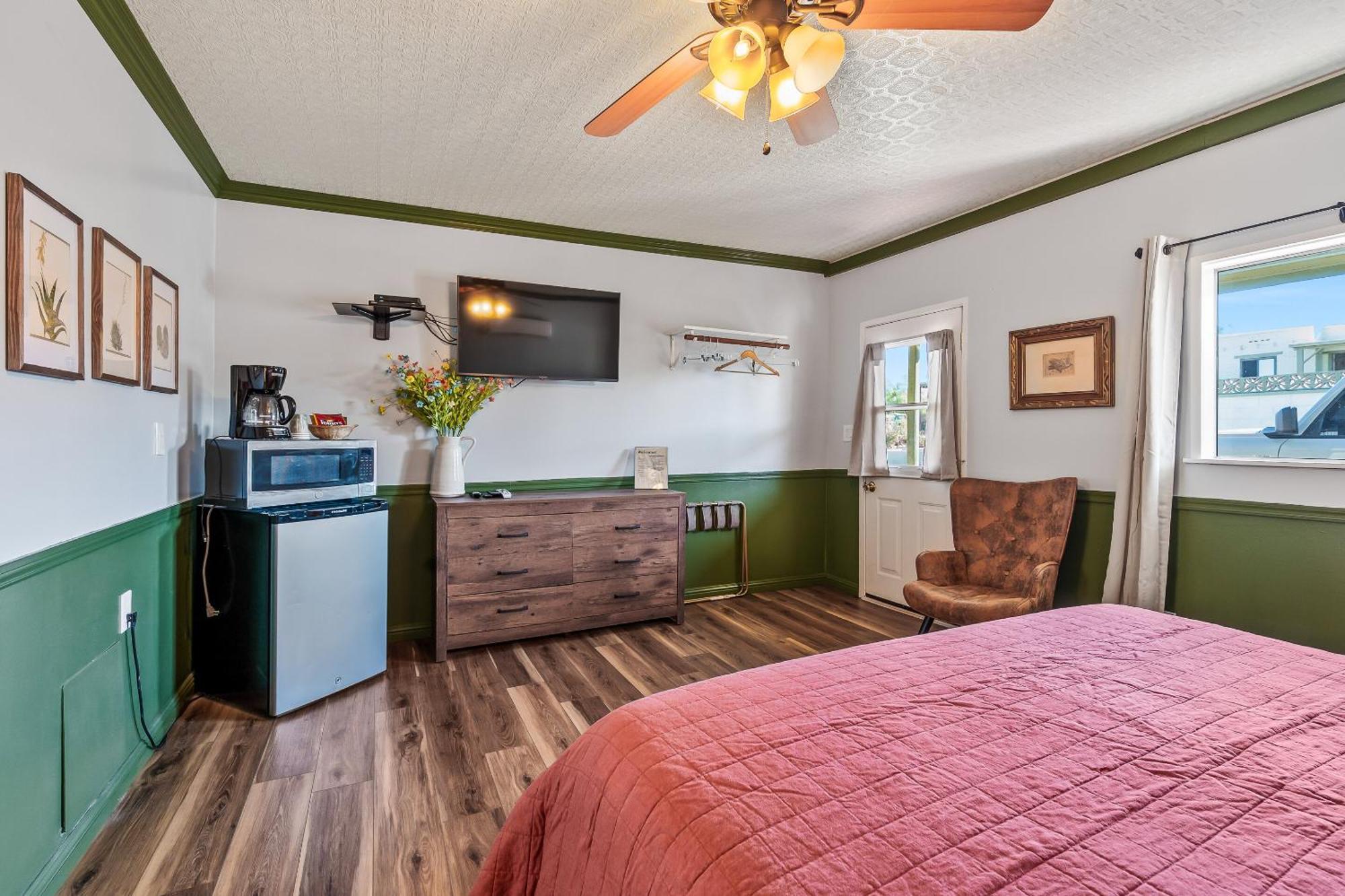 טומבסטון Sagebrush Inn חדר תמונה A room at the Inn at the Opera House