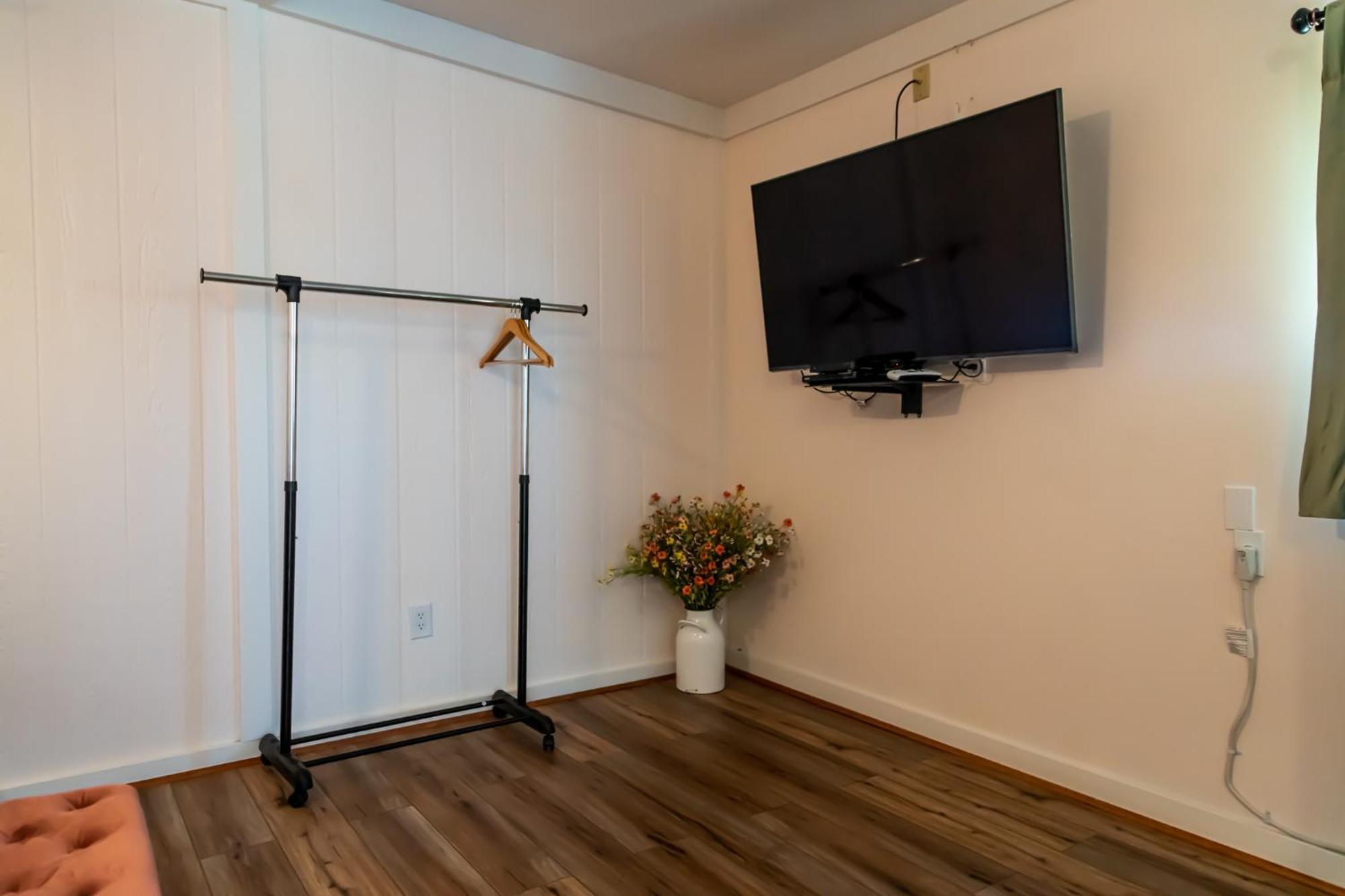 טומבסטון Sagebrush Inn חדר תמונה A garment rack