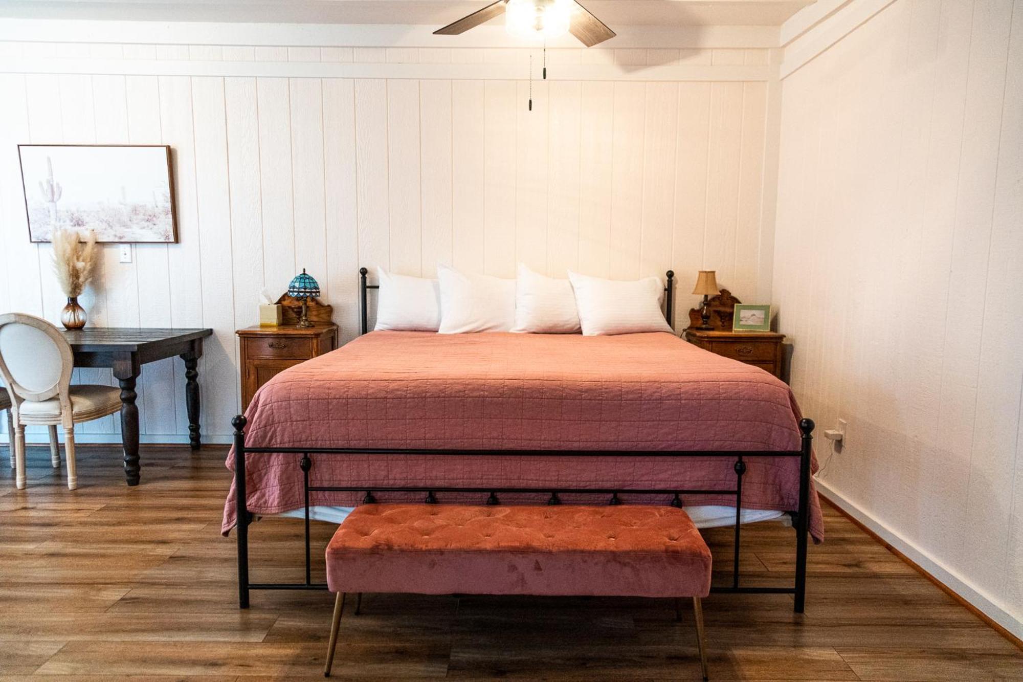 טומבסטון Sagebrush Inn חדר תמונה A bedroom at the Inn at the Opera