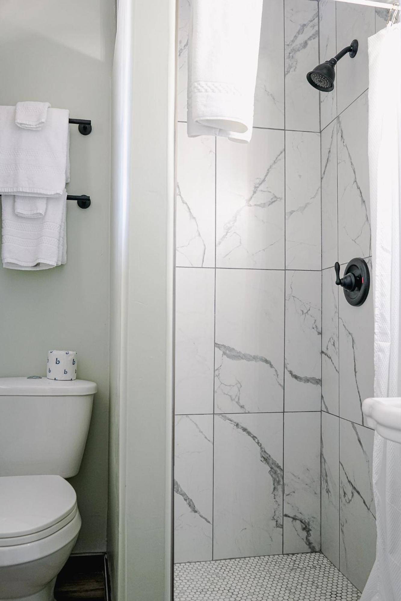 טומבסטון Sagebrush Inn חדר תמונה A shower with a shower door