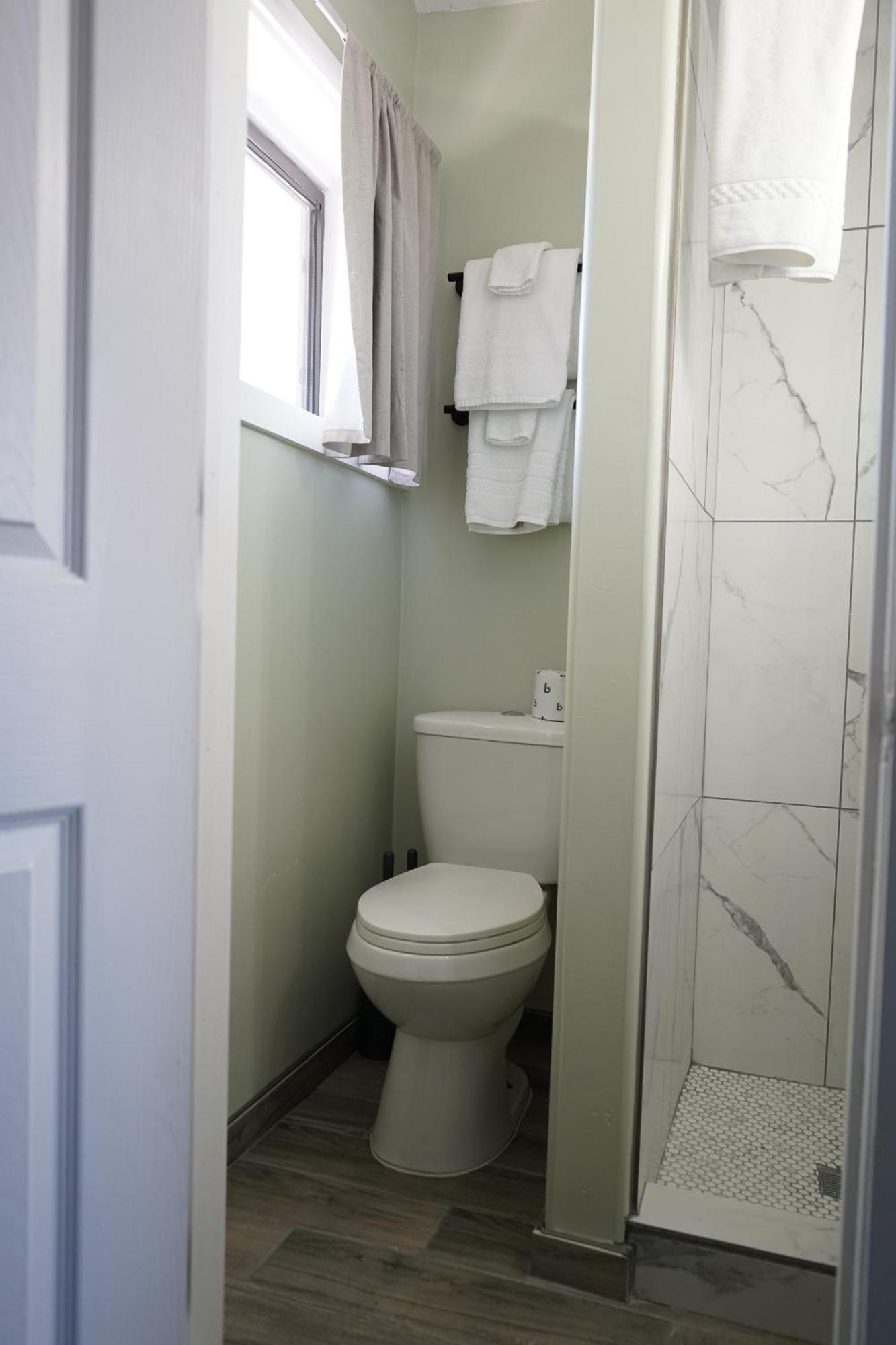 טומבסטון Sagebrush Inn חדר תמונה A toilet in a home