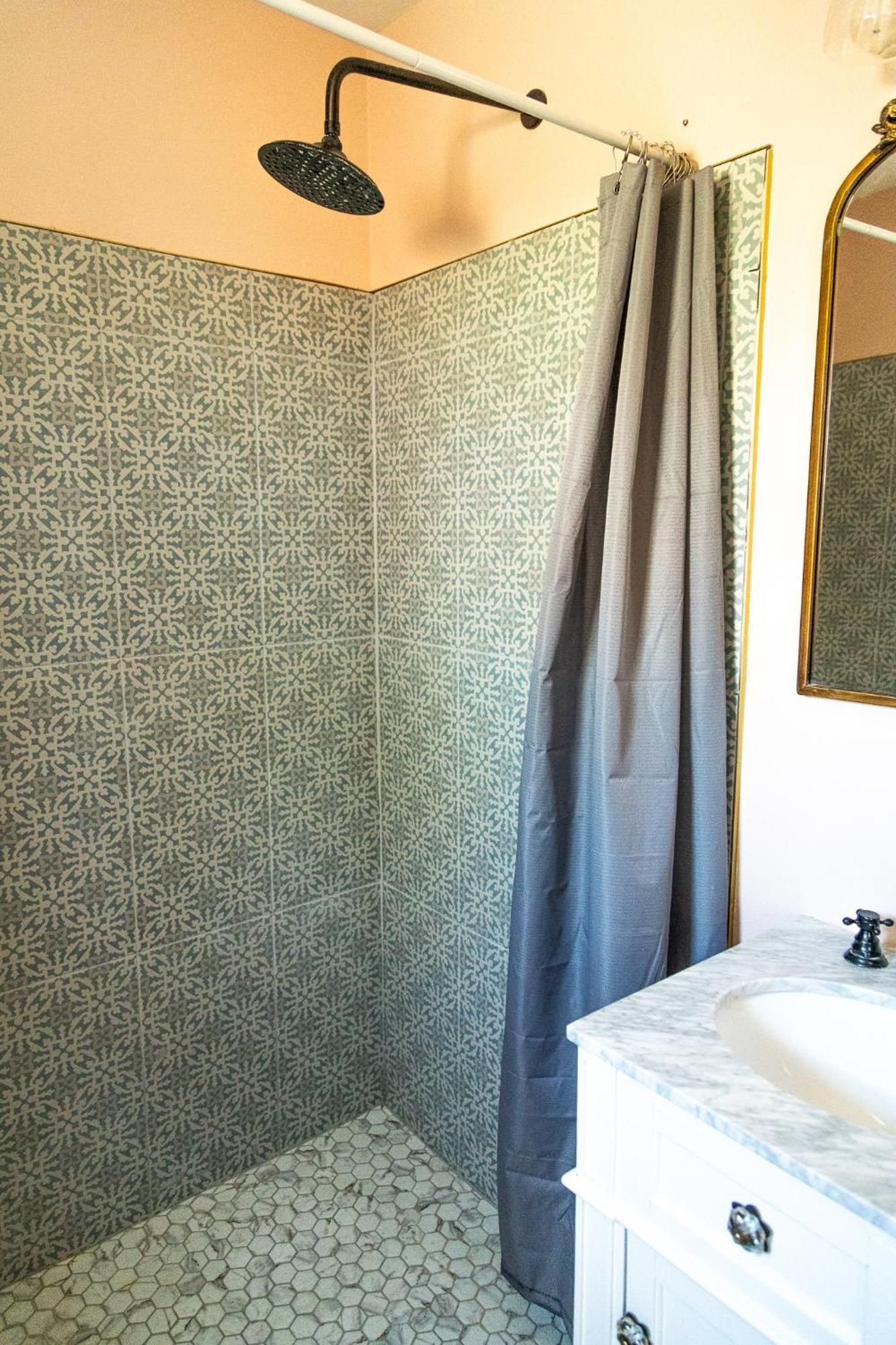 טומבסטון Sagebrush Inn חדר תמונה A shower curtain
