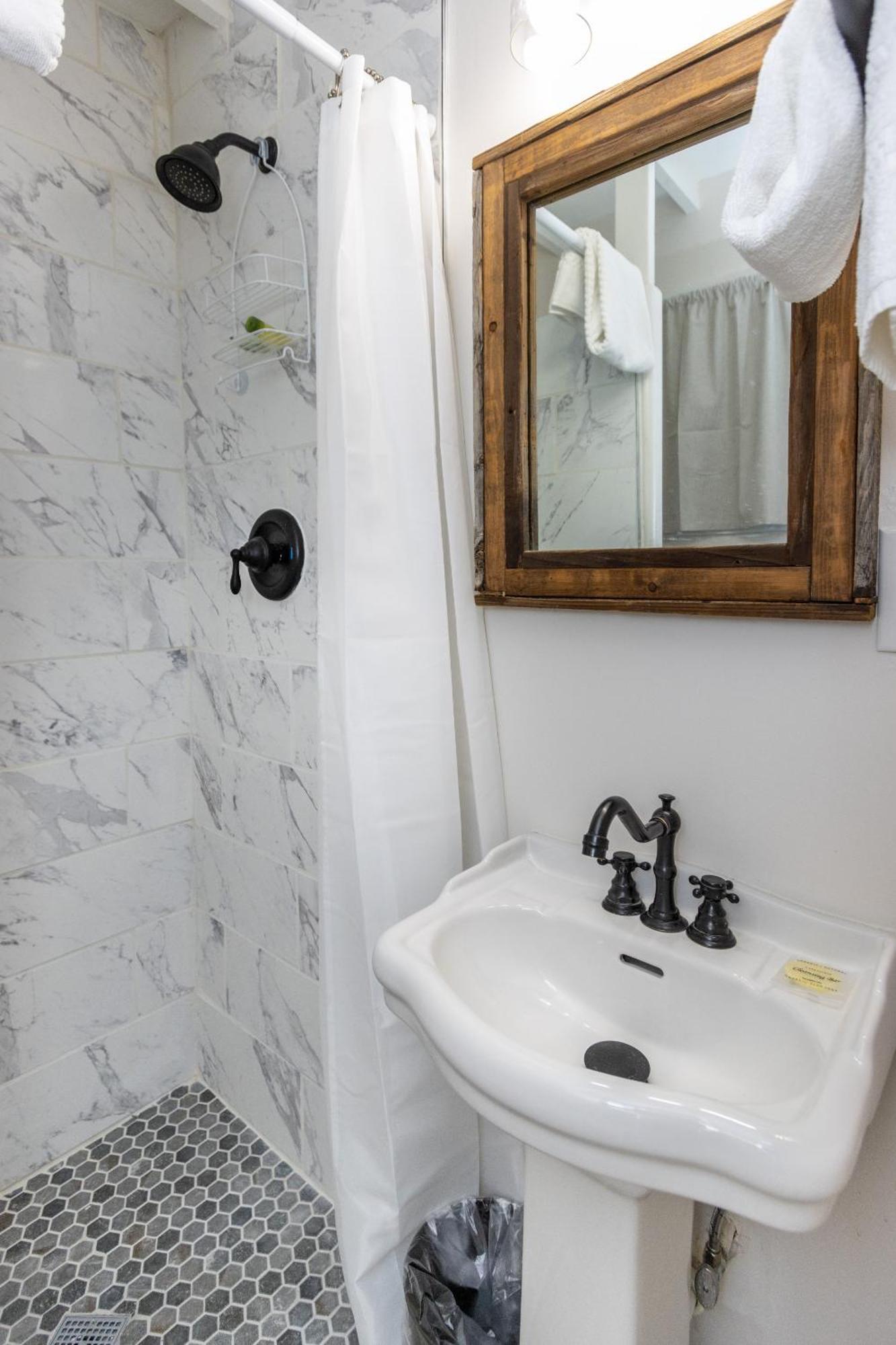 טומבסטון Sagebrush Inn חדר תמונה A bathroom in the house