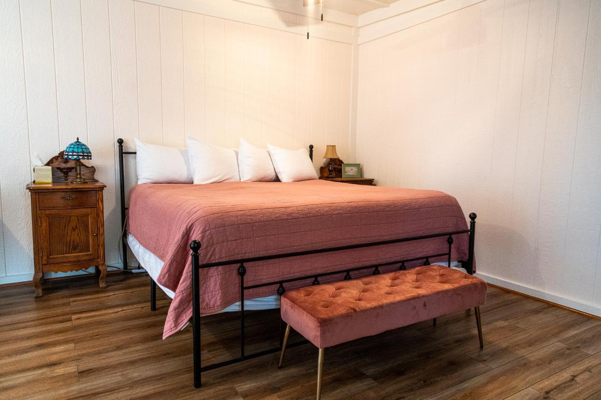 טומבסטון Sagebrush Inn חדר תמונה A bedroom with a bed and a bench