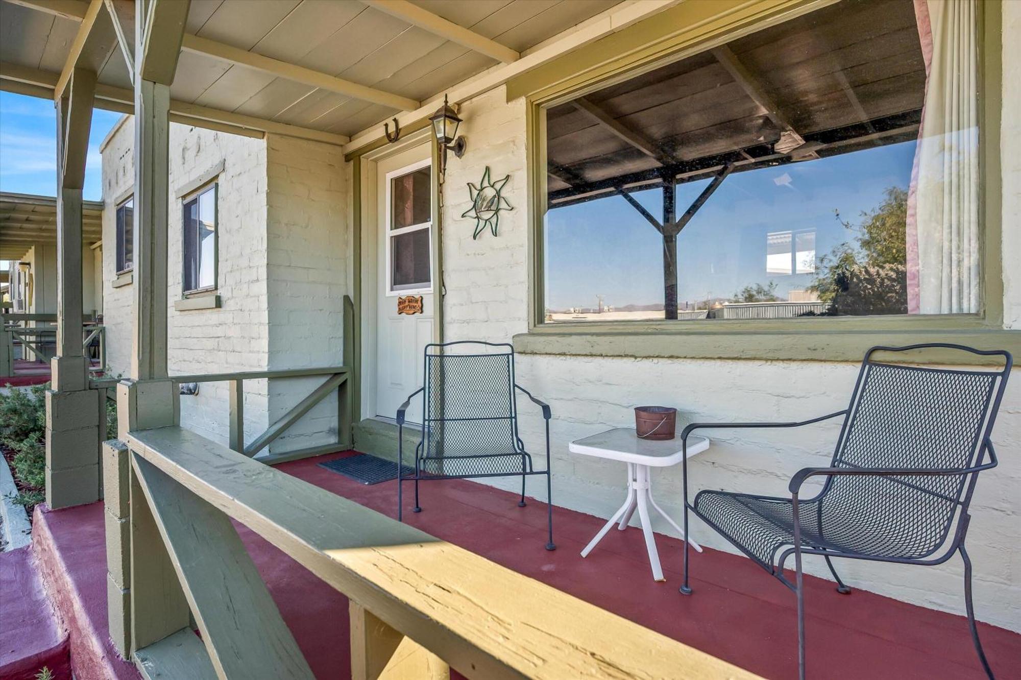 טומבסטון Sagebrush Inn חדר תמונה The balcony of the house